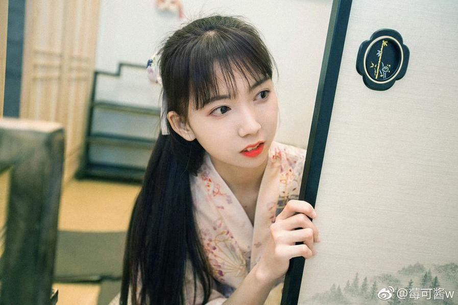 莓可酱w的腿美图，诠释着当代美学的独到魅力